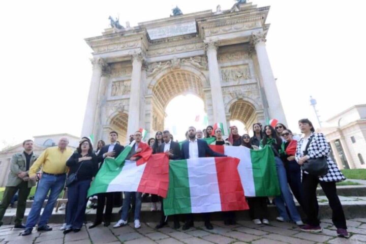 Milano bloccata per il raduno dei Patrioti, cori contro musulmani e Ursula von der Leyen