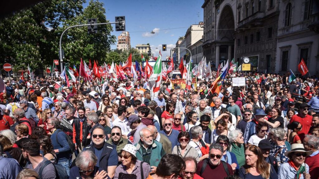 Milano celebra il 25 Aprile con un corteo fra contestazioni e riflessioni sulla libertà