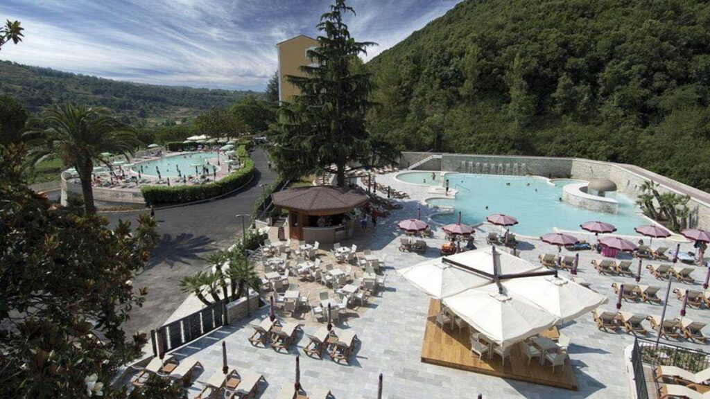 Morte di Gabriele in piscina a Suio Terme: mancanza di griglia di sicurezza nel bocchettone