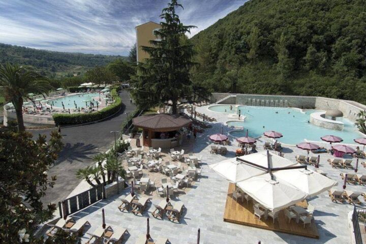 Morte di Gabriele in piscina a Suio Terme: mancanza di griglia di sicurezza nel bocchettone