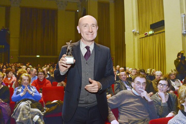 Morto Roberto Arditti, giornalista e comunicatore italiano a 60 anni dopo un arresto cardiaco