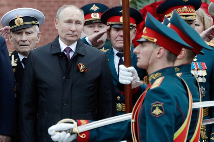 Mosca, la parata del 9 maggio si svolgerà senza mezzi militari: il Cremlino rivela la sua vulnerabilità