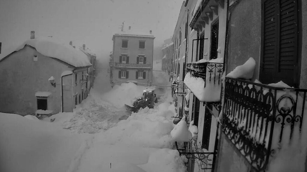Neve record a Capracotta: due metri di coltre bianca e il sindaco invita a visitare il comune
