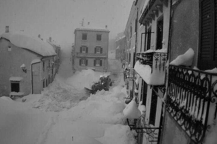 Neve record a Capracotta: due metri di coltre bianca e il sindaco invita a visitare il comune