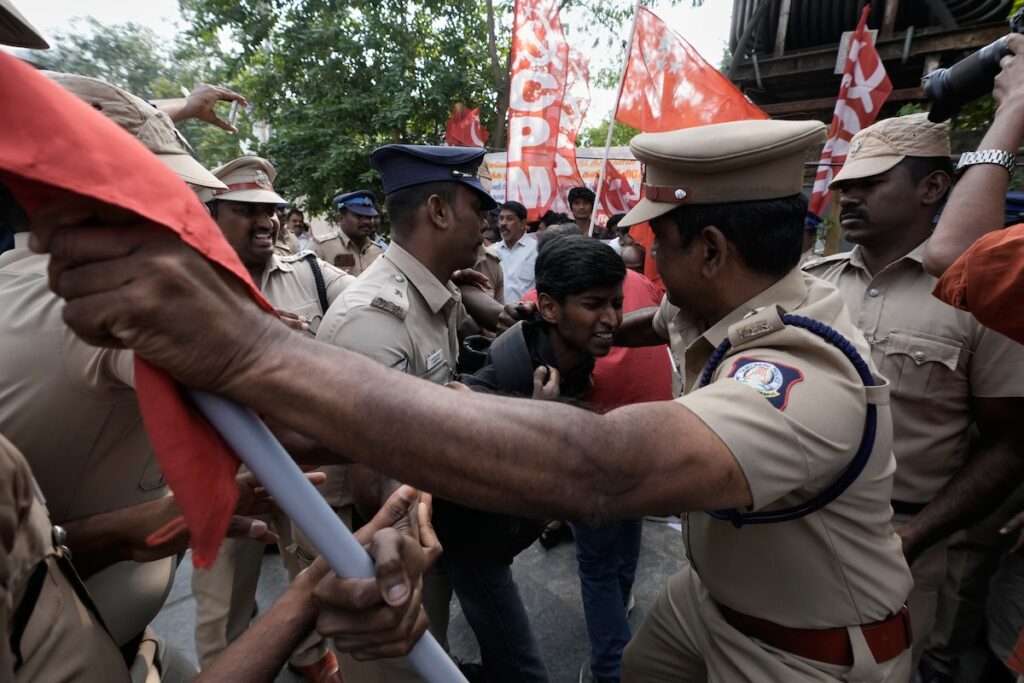 Nove poliziotti in India condannati a morte per l'omicidio di un uomo e suo figlio