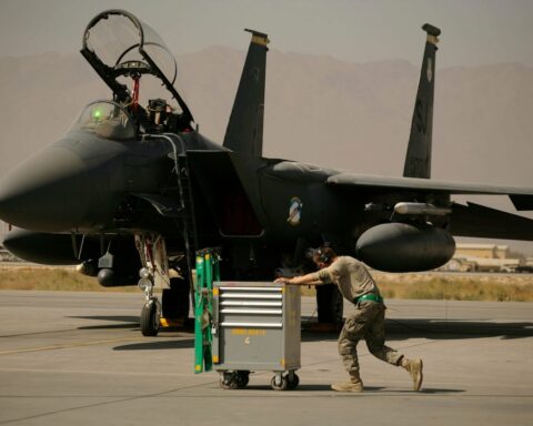 Operazione degli Stati Uniti per recuperare militare in Iran dopo abbattimento di jet F-15E