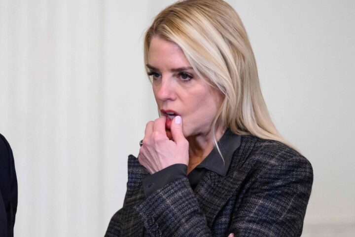Pam Bondi, ex ministra della Giustizia, coinvolta nello scandalo Epstein