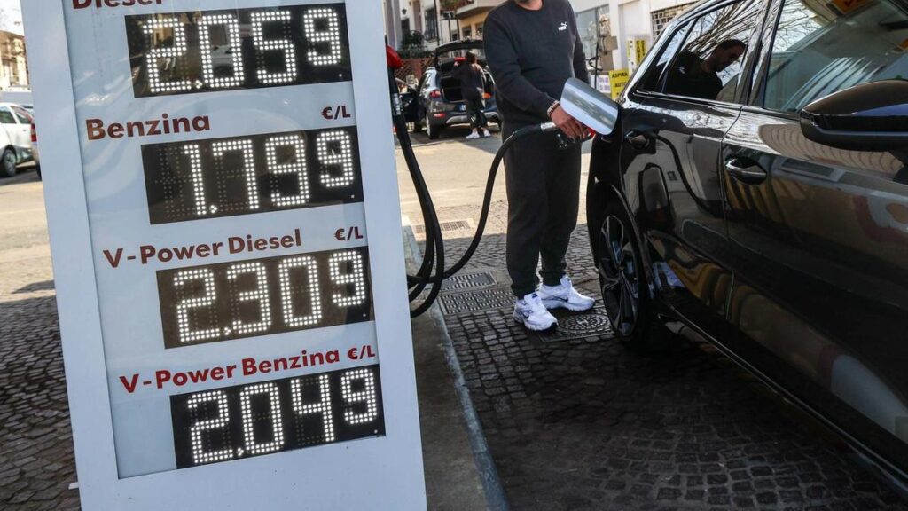 Pd propone emendamento per dimezzare le accise sui carburanti in Sicilia e Sardegna nel 2026