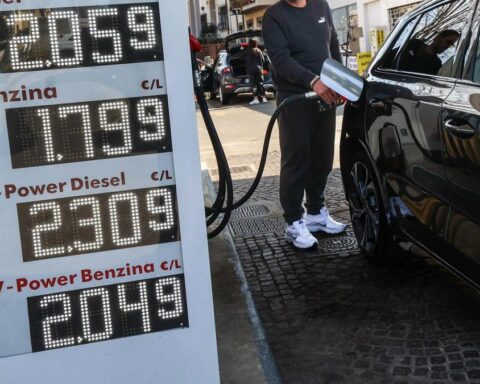 Pd propone emendamento per dimezzare le accise sui carburanti in Sicilia e Sardegna nel 2026