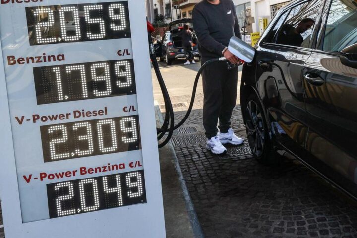 Pd propone emendamento per dimezzare le accise sui carburanti in Sicilia e Sardegna nel 2026