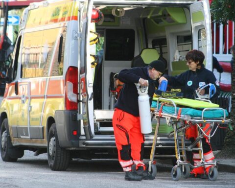Pensionato morde orecchio del vicino in strada a Roma, aggressione a Tor Bella Monaca