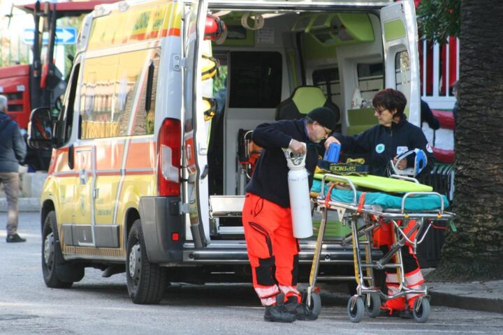 Pensionato morde orecchio del vicino in strada a Roma, aggressione a Tor Bella Monaca