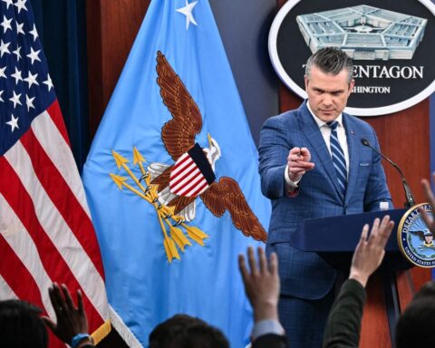 Pete Hegseth, il controverso ministro della Difesa americano, tra gaffe e linguaggio aggressivo