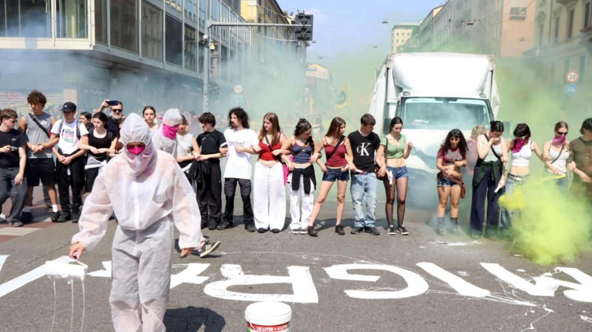 Proteste a Milano: scontri tra manifestanti e forze dell'ordine durante il corteo