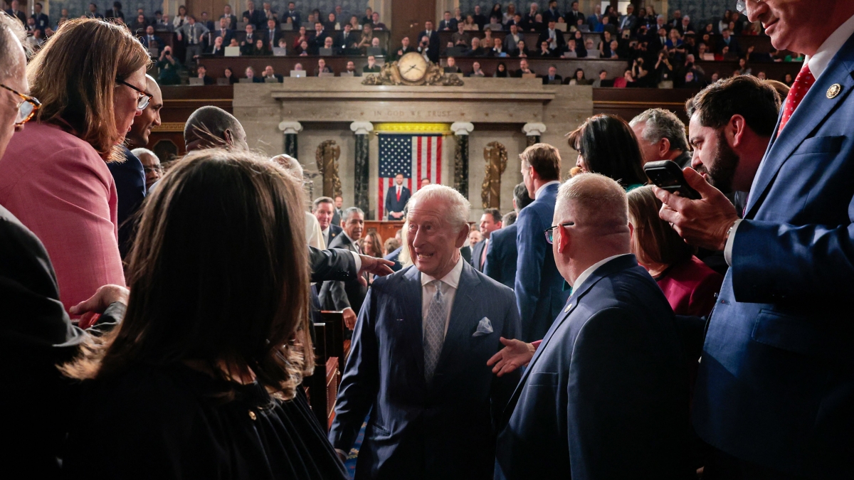Re Carlo al Congresso Usa: il discorso che evidenzia il suo ruolo politico e le relazioni con Trump