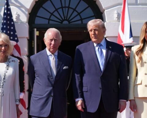 Re Carlo atterra a Washington per la visita di Stato con Trump e Melania
