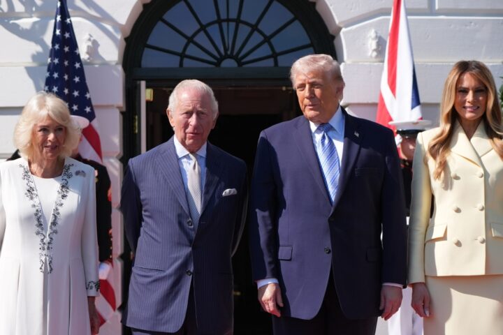 Re Carlo atterra a Washington per la visita di Stato con Trump e Melania