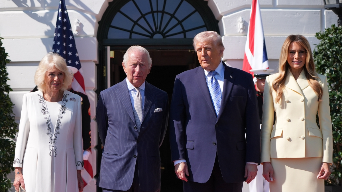 Re Carlo atterra a Washington per la visita di Stato con Trump e Melania