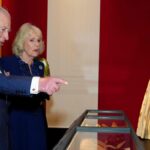 Re Carlo e Camilla celebrano il secolo di Elisabetta II con una mostra al British Museum