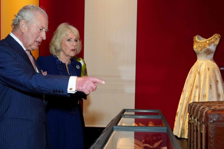 Re Carlo e Camilla celebrano il secolo di Elisabetta II con una mostra al British Museum