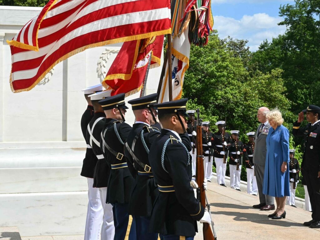 Re Carlo e regina Camilla rendono omaggio al Cimitero di Arlington con Trump che li saluta come «il miglior re»