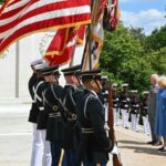 Re Carlo e regina Camilla rendono omaggio al Cimitero di Arlington con Trump che li saluta come «il miglior re»
