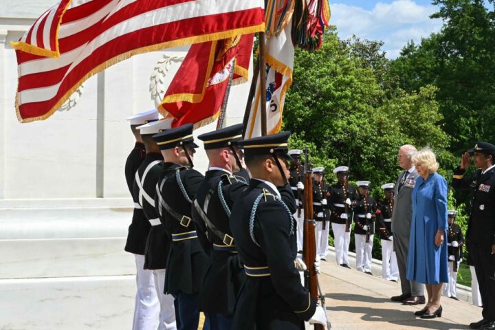 Re Carlo e regina Camilla rendono omaggio al Cimitero di Arlington con Trump che li saluta come «il miglior re»