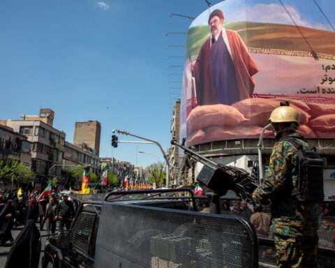 Riapertura dello stretto di Hormuz in pericolo dopo chiusura dell'Iran per vendetta a bombardamenti israeliani