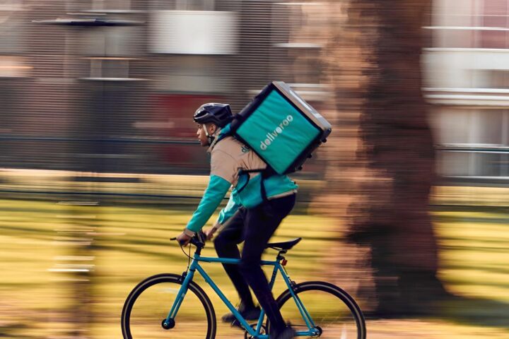 Rider, nuova regolamentazione sulle piattaforme: obblighi per algoritmi e tutela dei lavoratori