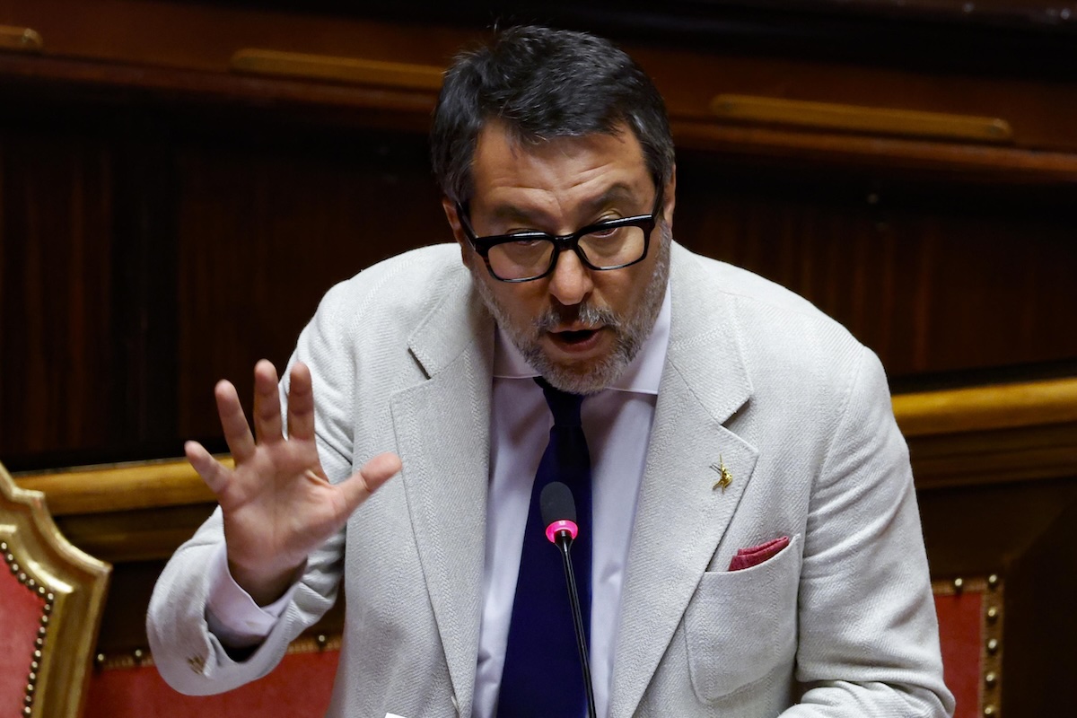 Salvini avverte: «Tagli ai voli in arrivo, risorse aggiuntive per affrontare la crisi carburanti»