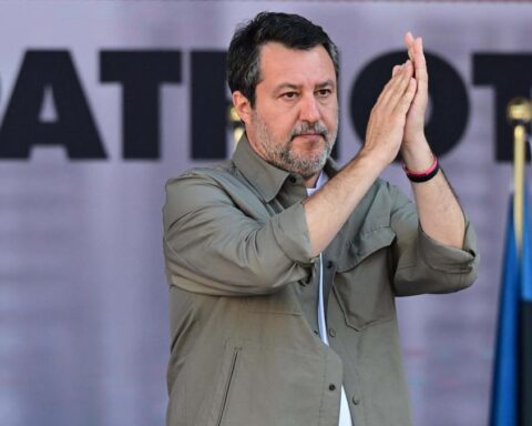Salvini e i patrioti in piazza a Milano: attacco all'Unione europea e proposte radicali per la crisi energetica