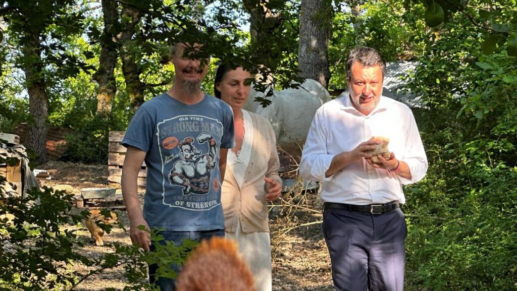 Salvini visita la famiglia Trevallion, critica il allontanamento dei figli e difende il loro modello educativo