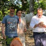 Salvini visita la famiglia Trevallion, critica il allontanamento dei figli e difende il loro modello educativo