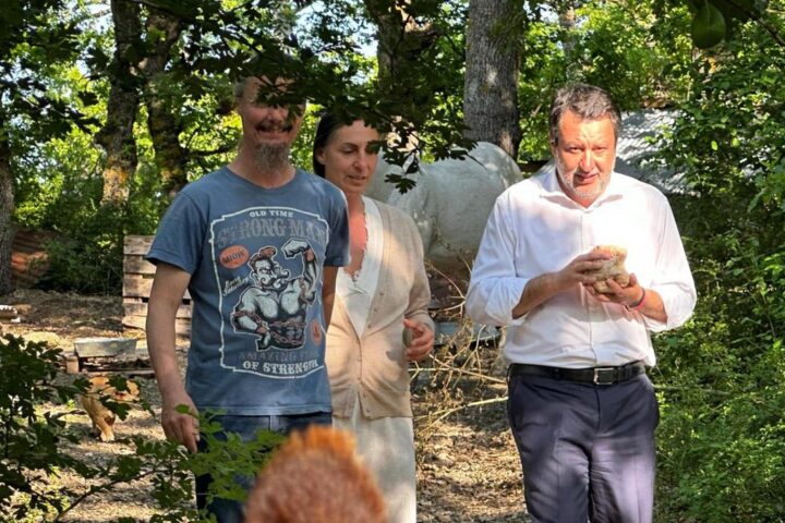 Salvini visita la famiglia Trevallion, critica il allontanamento dei figli e difende il loro modello educativo