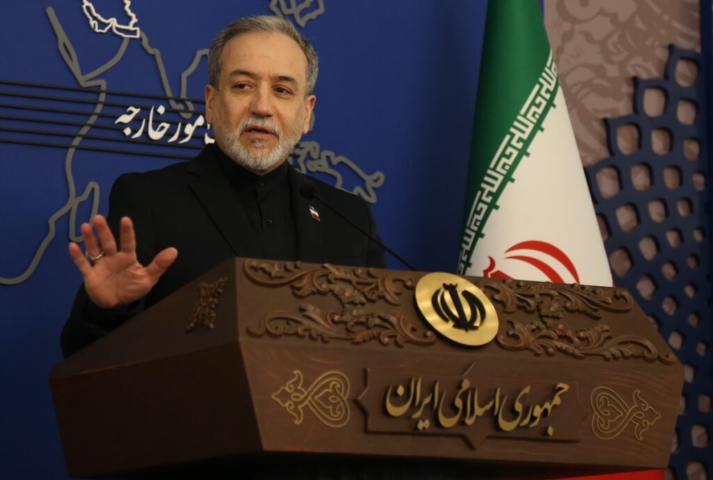 Scontro interno nel regime iraniano dopo l'apertura e chiusura dello stretto di Hormuz