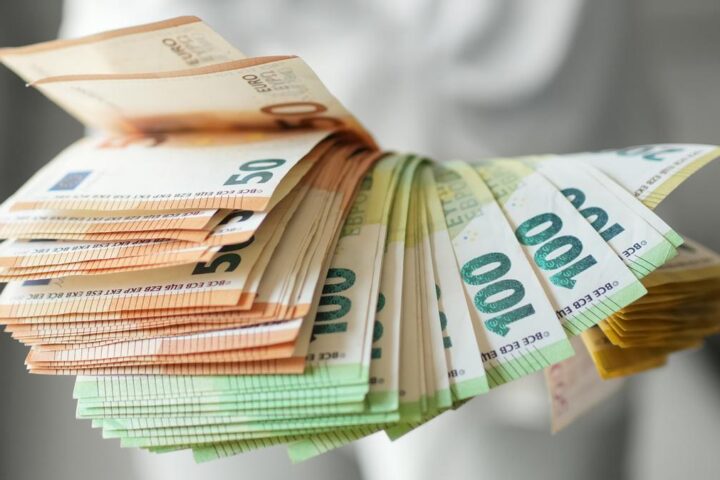 Settemila euro buttati nella spazzatura a Trieste: recupero miracoloso dopo la denuncia ai carabinieri