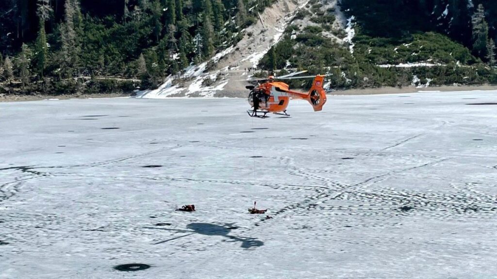 Soccorritori avvertono: rischio cedimento del ghiaccio sul lago di Braies, non avventurarsi