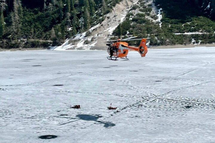 Soccorritori avvertono: rischio cedimento del ghiaccio sul lago di Braies, non avventurarsi