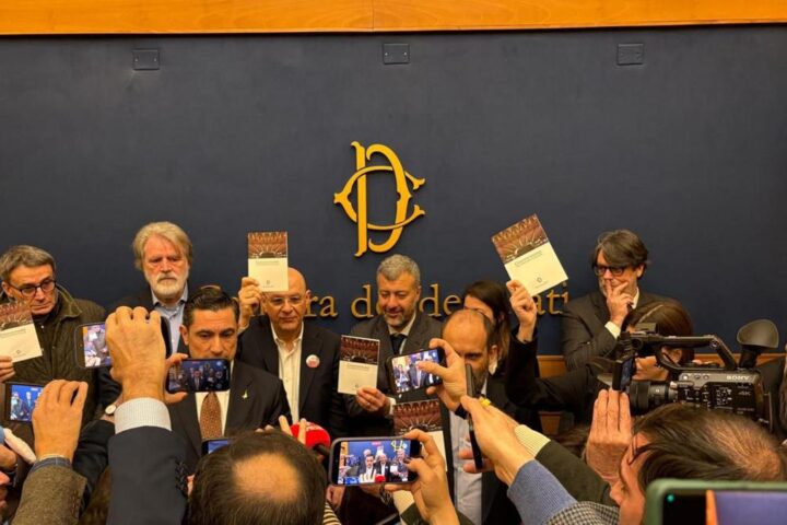 Sospesi 32 deputati per aver bloccato l'evento di CasaPound: "Difesa la Costituzione"