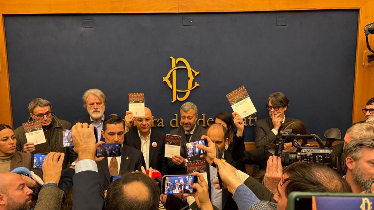 Sospesi 32 deputati per aver bloccato l'evento di CasaPound: "Difesa la Costituzione"