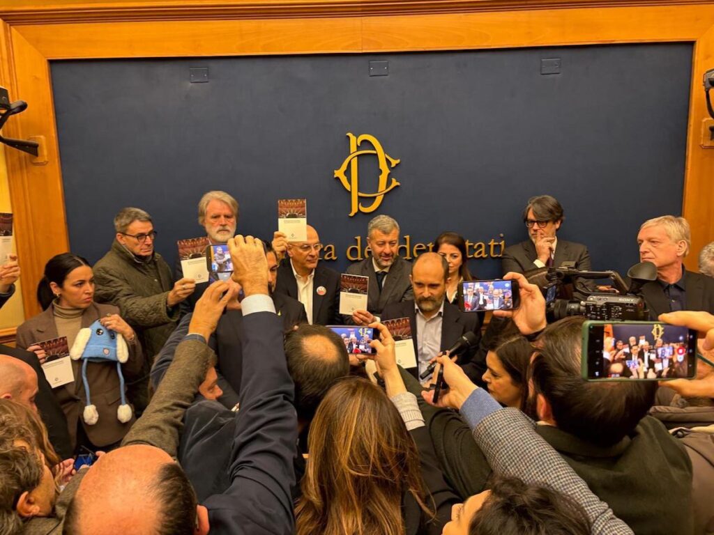Sospesi 32 parlamentari per aver ostacolato conferenza stampa di CasaPound alla Camera dei deputati