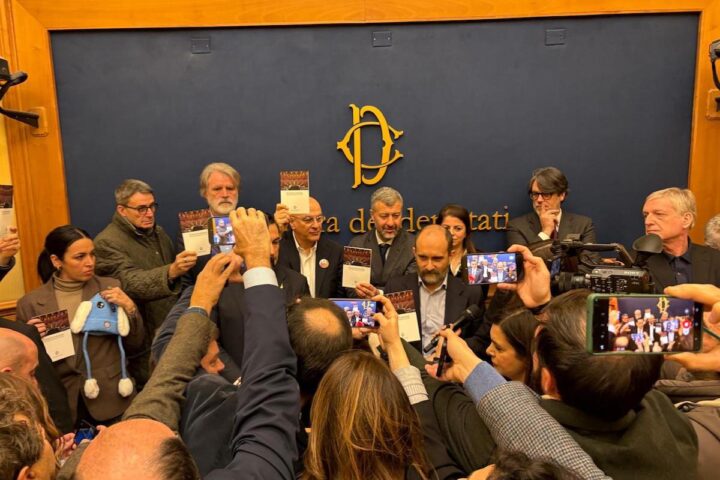 Sospesi 32 parlamentari per aver ostacolato conferenza stampa di CasaPound alla Camera dei deputati