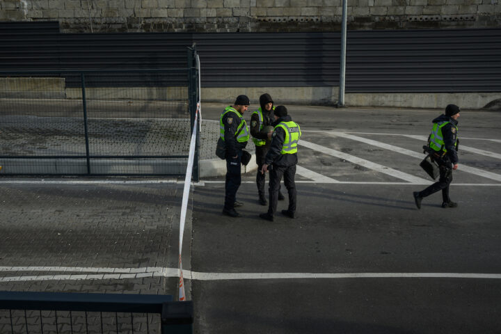 Sparatoria a Kiev: cinque morti e diversi ostaggi in un supermercato
