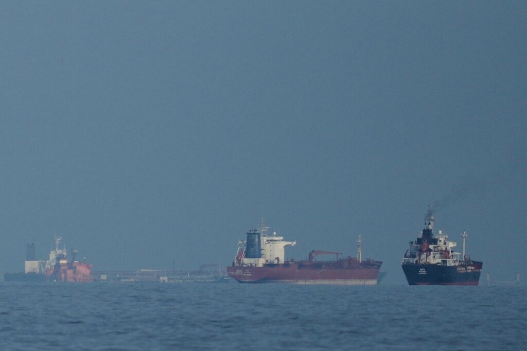 Stati Uniti completano blocco navale dello stretto di Hormuz per fermare il traffico economico verso l'Iran