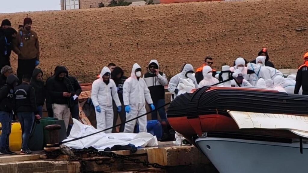 Strage a Lampedusa: 19 migranti morti di freddo, 37 cadaveri recuperati in un giorno