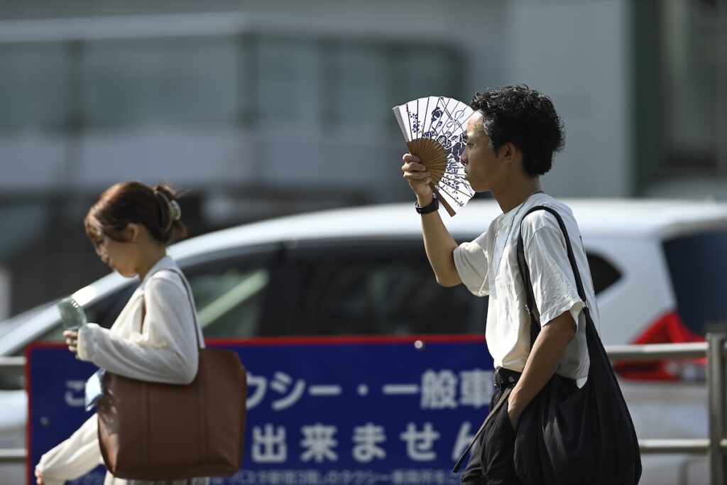 Tokyo incoraggia i dipendenti pubblici a indossare pantaloni corti per ridurre i costi energetici