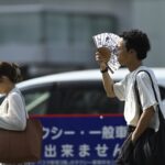 Tokyo incoraggia i dipendenti pubblici a indossare pantaloni corti per ridurre i costi energetici