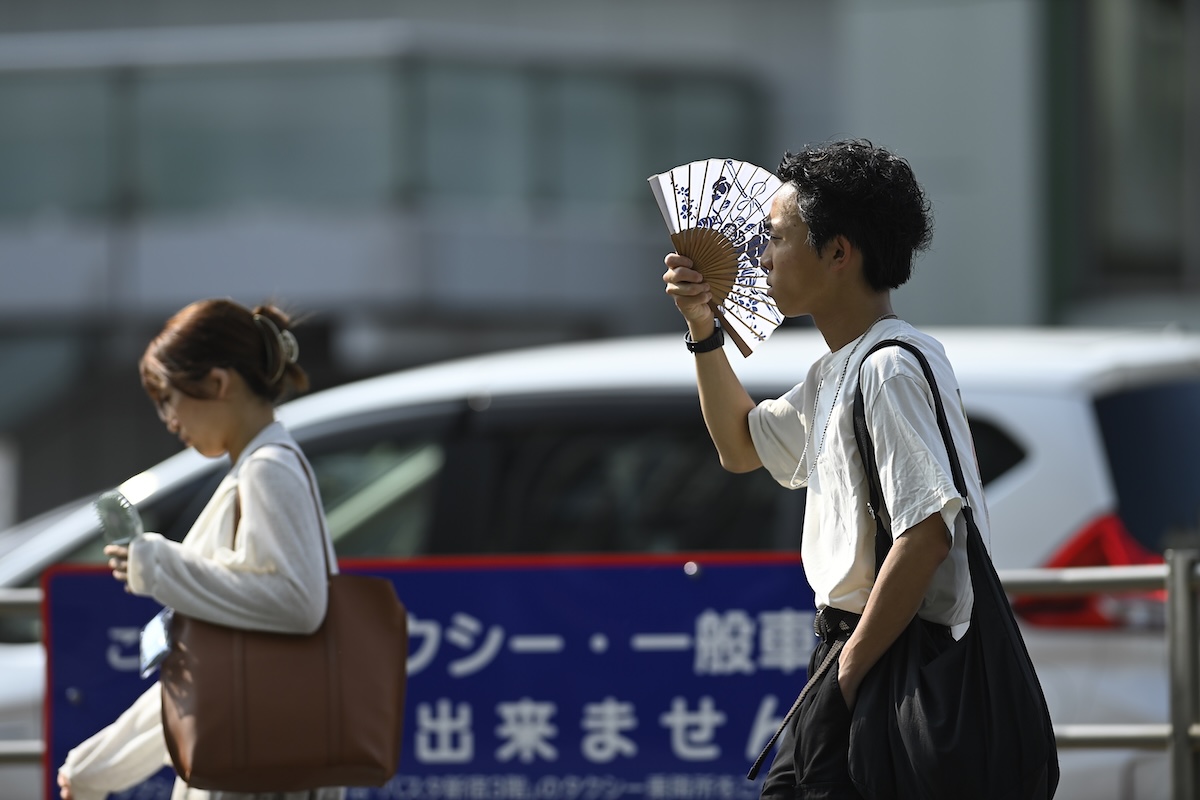 Tokyo incoraggia i dipendenti pubblici a indossare pantaloni corti per ridurre i costi energetici