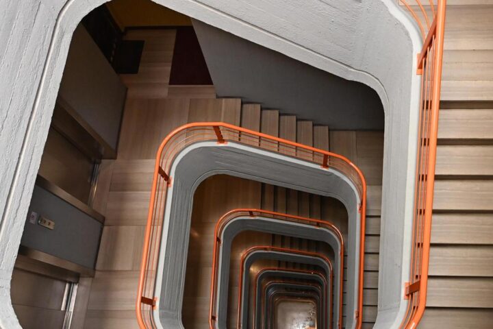 Tragedia a Bologna: dodicenne precipita dal lucernario mentre si divertiva con gli amici