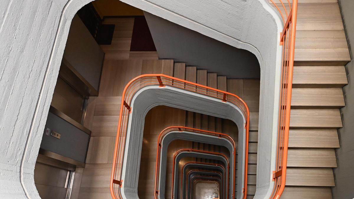 Tragedia a Bologna: dodicenne precipita dal lucernario mentre si divertiva con gli amici